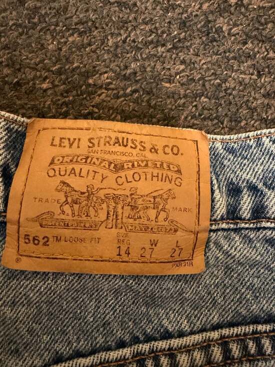 Vintage Levi's 562 Loose Fit Orange Tab Cut Off High Waisted Denim Shorts Size 1 - Picture 2 of 3